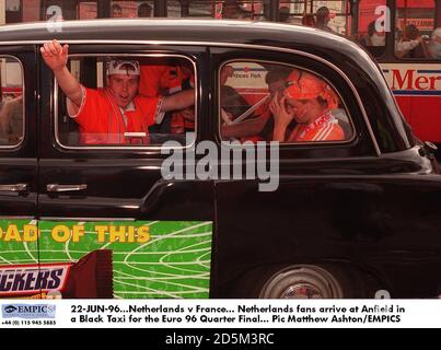22-JUN-96. Niederlande – Frankreich. Niederlande-Fans kommen in Anfield in einem schwarzen Taxi für die Euro 96 Quarter Final