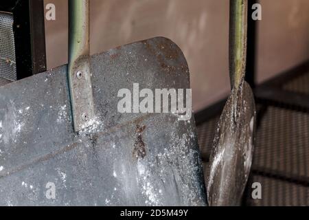 Nahaufnahme von zwei Metall-Pizzaschalen, die für einen Holzofen verwendet werden. Hausgemachte Pizza Restaurant Kochen Backen. Stockfoto