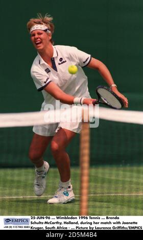 25-JUN-96 ... Wimbledon 1996 Tennis ... Brenda Schultz-McCarthy, Holland, während ihres Matches mit Joanette Kruger, Südafrika - ... Bild von Laurence Griffiths/EMPICS Stockfoto