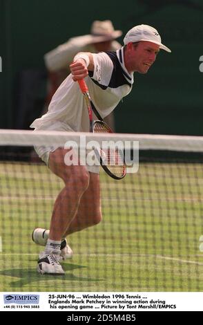 25-JUN-96 ... Wimbledon 1996 Tennis ... Englands Mark Petchey in gewinnende Aktion während seiner Eröffnung Spiel ... Bild von Tony Marshall/EMPICS Stockfoto