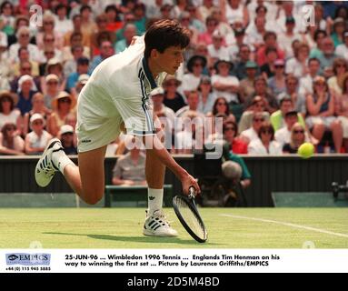 25-JUN-96 ... Wimbledon 1996 Tennis ... Englands Tim Henman auf dem Weg zum ersten Satz gegen Kafelnikov ... Bild von Laurence Griffiths/EMPICS Stockfoto