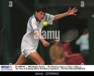 27-JUN-96 ... Wimbledon Tennis ... Tim Henman spielt einen Rückkehrvolleyball auf dem Weg zum britischen mitbrüder Danny Sapsford Stockfoto