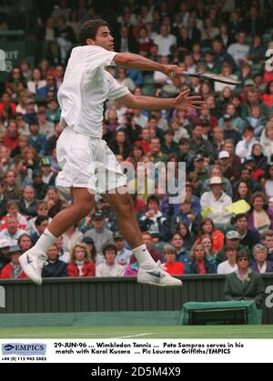 29-JUN-96 ... Wimbledon Tennis ... Pete Sampras dient in seinem Kampf mit Karol Kucera Stockfoto