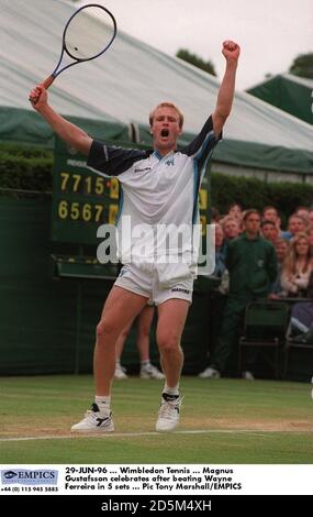 29-JUN-96 ... Wimbledon Tennis ... Magnus Gustafsson feiert, nachdem er Wayne Ferreira in 5 Sätzen besiegt hat Stockfoto