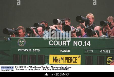 29-JUN-96 ... Wimbledon Tennis ... Fotografen halten ihre Augen/Objektive auf Mary Pierce Stockfoto