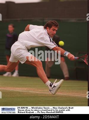 29-JUN-96 ... Wimbledon Tennis ... Der Neuseeländer Brett Steven taucht ein, um in seinem Spiel mit Richard Krajicek eine Rückhand zurückzugeben Stockfoto