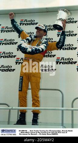 30-JUN-96 ... Auto Trader Tourenwagen Meisterschaften, Brands Hatch ...Alain Menu winkt der Menge zu, als er sein erstes Rennen der Saison für Renault gewinnt Stockfoto