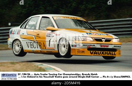 30-JUN-96 ... Auto Trader Tourenwagen Meisterschaften, Marken Hatch ...John Cleland in seiner Vauxhall Vectra geht um Dingle Dell Corner Stockfoto