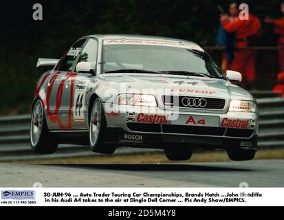 30-JUN-96 ... Auto Trader Tourenwagen Meisterschaften, Brands Hatch ...John Bintcliffe in seinem Audi A4 geht in die Luft bei Dingle Dell Corner Stockfoto