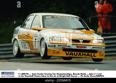 30-JUN-96 ... Auto Trader Touring Car Championships, Brands Hatch ...John Cleland in seiner Vauxhall Vectra geht in die Luft bei Dingle Dell Corner Stockfoto