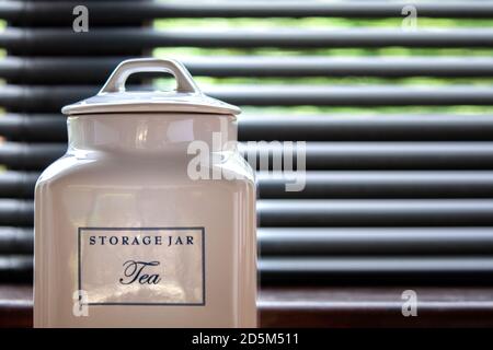 Keramik-Tee-Vorratsdose in der Küche. Lagerung Küche Design Innenraum Tee. Stockfoto