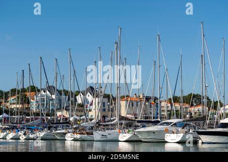 Talmont-Saint-Hilaire (Zentral-West-Frankreich): Segelboote und Ponton des künstlichen Hafens von Port Bourgenay Stockfoto