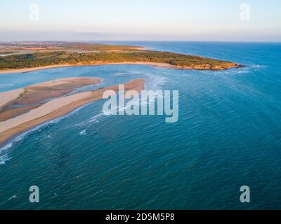 Talmont-Saint-Hilaire (zentral-West-Frankreich): Luftaufnahme des Strandes „Plage du Veillon“, einer Sandbank, einer Düne und der Mündung von Payre Stockfoto