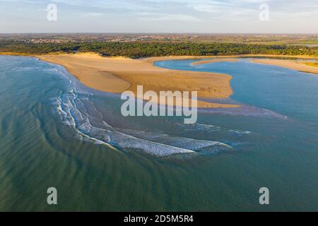 Talmont-Saint-Hilaire (zentral-West-Frankreich): Luftaufnahme des Strandes „Plage du Veillon“, einer Sandbank, einer Düne und der Mündung von Payre Stockfoto