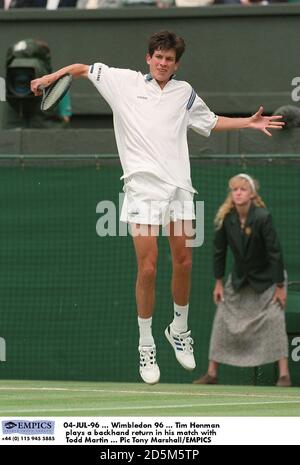 04-JUL-96 ... Wimbledon 96 ... Tim Henman spielt eine Rückhand in seinem Spiel mit Todd Martin Stockfoto