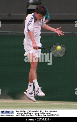 04-JUL-96 ... Wimbledon 96 ... Tim Henman spielt eine Rückhand in seinem Spiel mit Todd Martin Stockfoto