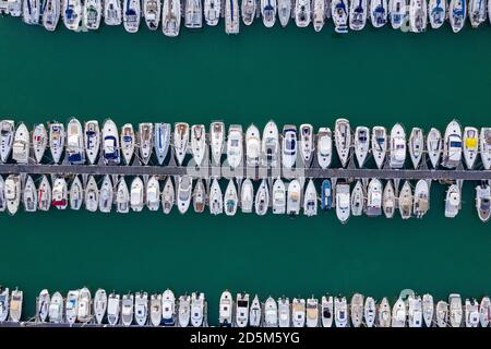 Talmont-Saint-Hilaire (Zentralfrankreich): Luftaufnahme von Segelbooten, die im künstlichen Hafen von Port Bourgenay vor Anker liegen Stockfoto