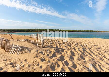 Übersicht über den Strand 'Plage du Veillon' in Talmont-Saint-Hilaire (Zentralfrankreich) im Jahr 2008: Der Strand und die Düne sind während sto verschwunden Stockfoto