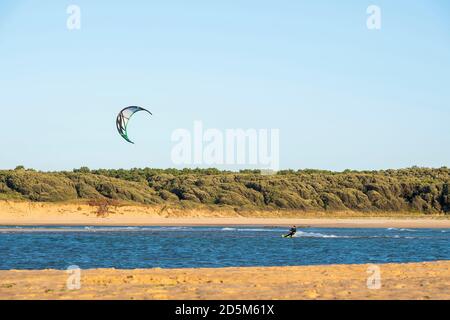 Talmont-Saint-Hilaire (Mittelwestfrankreich): Kitesurfer am Strand „Plage du Veillon“ Stockfoto