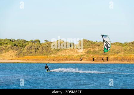 Talmont-Saint-Hilaire (Mittelwestfrankreich): Kitesurfer am Strand „Plage du Veillon“ Stockfoto