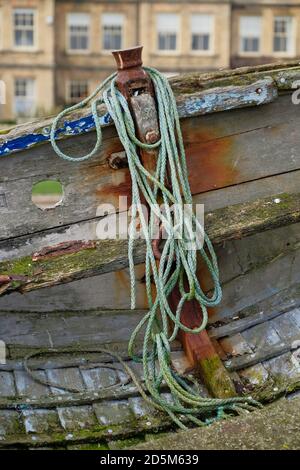 Nahaufnahme eines Seils in einem alten verlassenen hölzernen Fischerboot. Aldeburgh, Suffolk. VEREINIGTES KÖNIGREICH Stockfoto