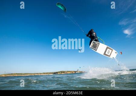 Talmont-Saint-Hilaire (Mittelwestfrankreich): Kitesurfer am Strand „Plage du Veillon“ Stockfoto