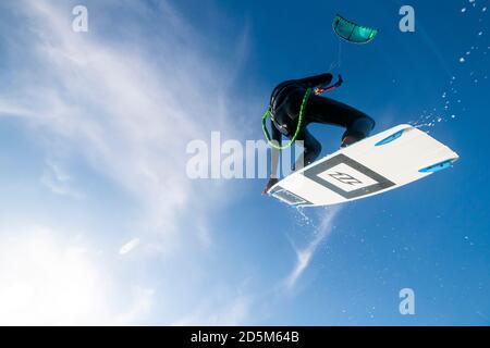 Talmont-Saint-Hilaire (Mittelwestfrankreich): Kitesurfer am Strand „Plage du Veillon“ Stockfoto