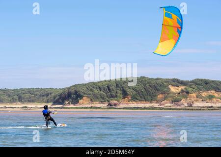 Talmont-Saint-Hilaire (Mittelwestfrankreich): Kitesurfer am Strand „Plage du Veillon“ Stockfoto