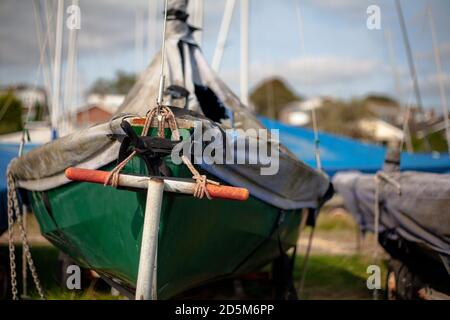 Grün gedecktes Schlauchboot auf Anhänger, gelagert in Bootswerft in Großbritannien. Segeln Wassersport Coastal Club. Stockfoto