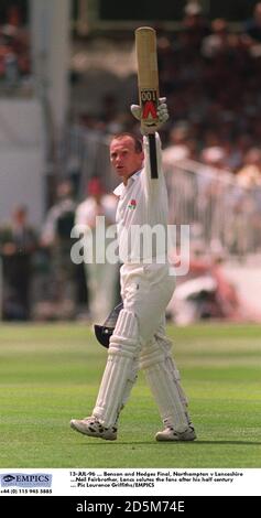 13-JUL-96 ... Benson und Hedges Final, Northampton V Lancashire ...Neil Fairbrother, Lancs grüßt die Fans nach seinem halben Jahrhundert Stockfoto