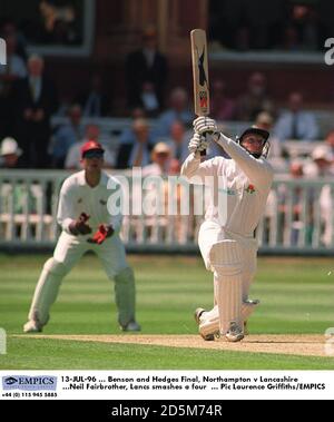 13-JUL-96 ... Benson und Hedges Final, Northampton V Lancashire ...Neil Fairbrother, Lancs schlägt eine vier Stockfoto