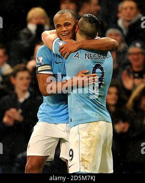 Alvaro Negredo (rechts) von Manchester City feiert mit seinem Teamkollegen Vincent Kompany Nach dem Tor seiner Seite das zweite Tor des Spiels Stockfoto