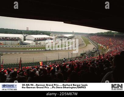 28-JUL-96 ..großer Preis von Deutschland. Gerhard Berger führt den Großen Preis von Deutschland an Stockfoto