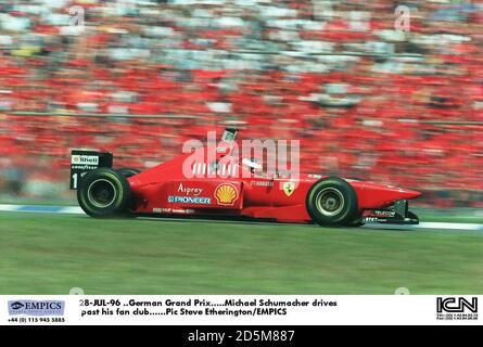 28-JUL-96 ..großer Preis von Deutschland. Michael Schumacher fährt an seinen Fans vorbei Stockfoto