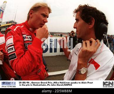 28-JUL-96 ..großer Preis von Deutschland. Mika Häkkinen spricht mit Alain Prost Stockfoto