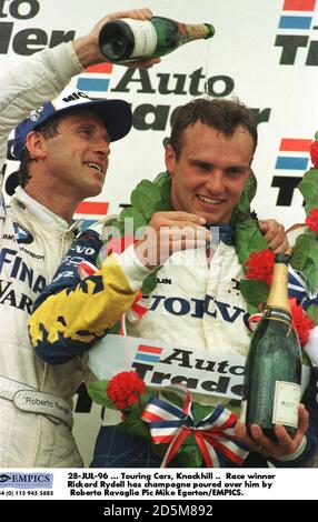 28-JUL-96 ... Touring Cars, Knockhill .. Rennsieger Rickard Rydell hat von Roberto Ravaglia Champagner über ihn gegossen Stockfoto