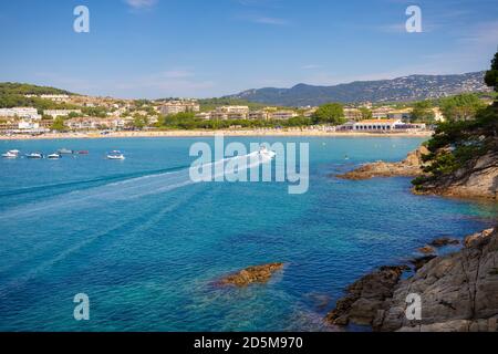 Blick auf Cala del S'Agaro von der rechten Spitze der Bucht, Sant Feliu de Guixols, Costa Brava, Katalonien, Spanien Stockfoto