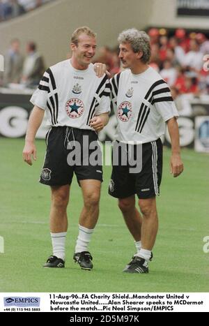 11-Aug-96. SCHILD der FA-Nächstenliebe. Manchester United / Newcastle United. Alan Shearer spricht MCDermot vor dem Spiel an Stockfoto