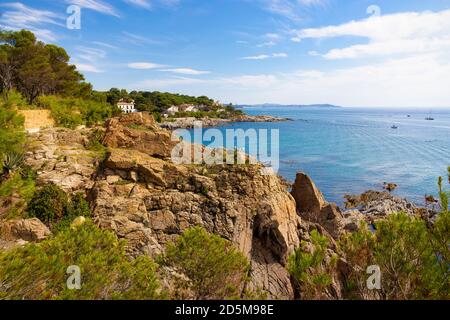 Blick auf die Küste von dem Weg, der entlang des Meeres zur Bucht von Sa Conca, Sant Feliu de Guixols, Costa Brava, Katalonien, Spanien Stockfoto