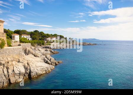 Panoramablick auf die Küste, wo der Küstenweg über den Klippen verläuft. Sant Feliu de Guixols, Costa Brava, Katalonien, Spanien Stockfoto