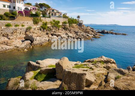 Blick auf den Küstenweg, der an die Küste grenzt, mit spektakulärem Blick auf dieses Gebiet der Costa Brava. Sant Feliu de Guixols, Katalonien, Spanien Stockfoto