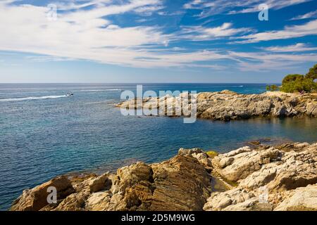 Blick auf Punta Pedrosa von Esculls of Font an der Küstenstraße von Sa Conca nach Platja d'Aro. Sant Feliu de Guixols, Costa Brava, Katalonien, Spanien Stockfoto