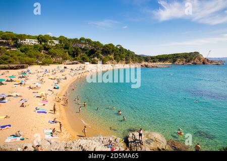 Panoramablick auf den Strand von Sa Conca vom Küstenweg. Sant Feliu de Guixols, Costa Brava, Katalonien, Spanien Stockfoto