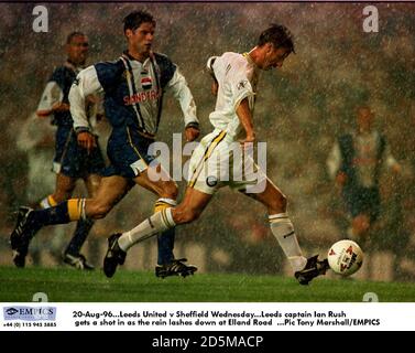 20-Aug-96. Leeds United gegen Sheffield Mittwoch. Leeds Kapitän Ian Rush bekommt einen Schuss in, als der Regen in der Elland Road hereinfällt Stockfoto