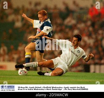 20-Aug-96. Leeds United gegen Sheffield Mittwoch. Leeds Kapitän Ian Rush taucht ein, um Mark Pembridge am Mittwoch zu bekämpfen Stockfoto