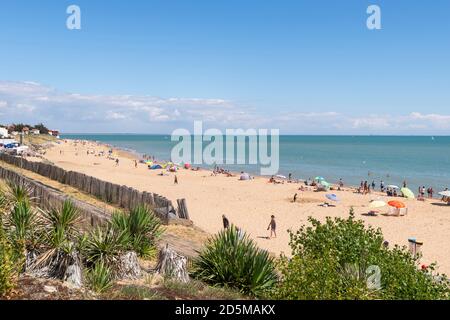 La Tranche-sur-Mer (zentral-West-Frankreich): Touristen am Strand „Plage des Generelles“ Stockfoto