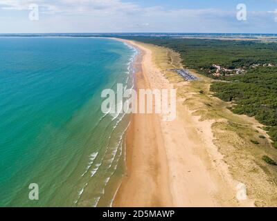 La Tranche-sur-Mer (Mittelwest-Frankreich): Luftaufnahme des Strandes „Plage de la Terriere“, der Düne und des Waldes Stockfoto