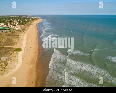 La Tranche-sur-Mer (zentral-West-Frankreich): Luftaufnahme des Strandes „Plage du Phare“, bekannter Ort für Wintersport und Kitesurfen Stockfoto