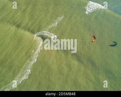 La Tranche-sur-Mer (zentral-West-Frankreich): Luftaufnahme des Strandes „Plage du Phare“, bekannter Ort für Wintersport und Kitesurfen Stockfoto
