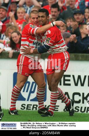 26-AUG-96. St. Helens / Warrington ... St. Helens Kapitän Bobbie Goulding feiert mit Alan Hunte nach dem Tor Stockfoto